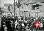 Immagine di I residenti della città belga di Torhout salutano il presidente Wilson Torhout Belgio, 1919, secondo 49 filmato di repertorio 65675026991