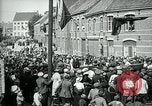 Immagine di I residenti della città belga di Torhout salutano il presidente Wilson Torhout Belgio, 1919, secondo 50 filmato di repertorio 65675026991