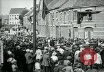 Immagine di I residenti della città belga di Torhout salutano il presidente Wilson Torhout Belgio, 1919, secondo 51 filmato di repertorio 65675026991