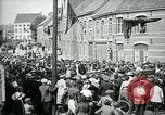Immagine di I residenti della città belga di Torhout salutano il presidente Wilson Torhout Belgio, 1919, secondo 52 filmato di repertorio 65675026991
