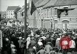 Immagine di I residenti della città belga di Torhout salutano il presidente Wilson Torhout Belgio, 1919, secondo 53 filmato di repertorio 65675026991