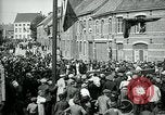 Immagine di I residenti della città belga di Torhout salutano il presidente Wilson Torhout Belgio, 1919, secondo 54 filmato di repertorio 65675026991