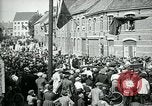 Immagine di I residenti della città belga di Torhout salutano il presidente Wilson Torhout Belgio, 1919, secondo 55 filmato di repertorio 65675026991