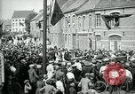 Immagine di I residenti della città belga di Torhout salutano il presidente Wilson Torhout Belgio, 1919, secondo 56 filmato di repertorio 65675026991