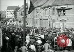 Immagine di I residenti della città belga di Torhout salutano il presidente Wilson Torhout Belgio, 1919, secondo 57 filmato di repertorio 65675026991