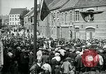 Immagine di I residenti della città belga di Torhout salutano il presidente Wilson Torhout Belgio, 1919, secondo 58 filmato di repertorio 65675026991