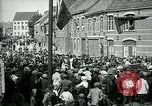 Immagine di I residenti della città belga di Torhout salutano il presidente Wilson Torhout Belgio, 1919, secondo 59 filmato di repertorio 65675026991