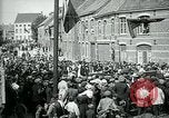 Immagine di I residenti della città belga di Torhout salutano il presidente Wilson Torhout Belgio, 1919, secondo 60 filmato di repertorio 65675026991