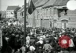 Immagine di I residenti della città belga di Torhout salutano il presidente Wilson Torhout Belgio, 1919, secondo 61 filmato di repertorio 65675026991