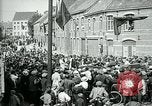 Immagine di I residenti della città belga di Torhout salutano il presidente Wilson Torhout Belgio, 1919, secondo 62 filmato di repertorio 65675026991