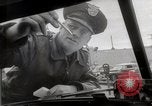 Immagine di Pock marchi sul parabrezza Seattle Washington USA, 1954, secondo 15 filmato di repertorio 65675026993
