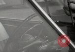 Immagine di Pock marchi sul parabrezza Seattle Washington USA, 1954, secondo 20 filmato di repertorio 65675026993