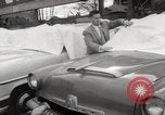Immagine di Pock marchi sul parabrezza Seattle Washington USA, 1954, secondo 23 filmato di repertorio 65675026993