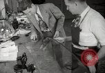 Immagine di Pock marchi sul parabrezza Seattle Washington USA, 1954, secondo 32 filmato di repertorio 65675026993