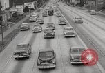 Immagine di Pock marchi sul parabrezza Seattle Washington USA, 1954, secondo 43 filmato di repertorio 65675026993