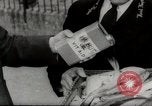 Immagine di Olio di ippoglosso per animali Regno Unito, 1954, secondo 9 filmato di repertorio 65675026998