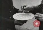 Immagine di Olio di ippoglosso per animali Regno Unito, 1954, secondo 36 filmato di repertorio 65675026998