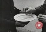 Immagine di Olio di ippoglosso per animali Regno Unito, 1954, secondo 37 filmato di repertorio 65675026998