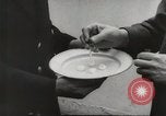 Immagine di Olio di ippoglosso per animali Regno Unito, 1954, secondo 38 filmato di repertorio 65675026998