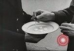 Immagine di Olio di ippoglosso per animali Regno Unito, 1954, secondo 39 filmato di repertorio 65675026998
