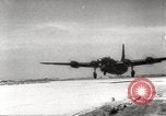 Immagine di Air drop di forniture mediche e cura dei feriti Dien Bien Phu Vietnam, 1954, secondo 22 filmato di repertorio 65675026999