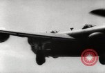 Immagine di Air drop di forniture mediche e cura dei feriti Dien Bien Phu Vietnam, 1954, secondo 24 filmato di repertorio 65675026999