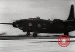 Immagine di Air drop di forniture mediche e cura dei feriti Dien Bien Phu Vietnam, 1954, secondo 28 filmato di repertorio 65675026999