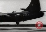 Immagine di Air drop di forniture mediche e cura dei feriti Dien Bien Phu Vietnam, 1954, secondo 29 filmato di repertorio 65675026999