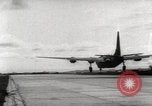Immagine di Air drop di forniture mediche e cura dei feriti Dien Bien Phu Vietnam, 1954, secondo 30 filmato di repertorio 65675026999