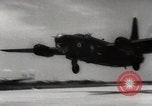 Immagine di Air drop di forniture mediche e cura dei feriti Dien Bien Phu Vietnam, 1954, secondo 31 filmato di repertorio 65675026999