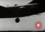 Immagine di Air drop di forniture mediche e cura dei feriti Dien Bien Phu Vietnam, 1954, secondo 32 filmato di repertorio 65675026999