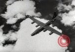 Immagine di Air drop di forniture mediche e cura dei feriti Dien Bien Phu Vietnam, 1954, secondo 35 filmato di repertorio 65675026999
