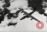 Immagine di Air drop di forniture mediche e cura dei feriti Dien Bien Phu Vietnam, 1954, secondo 37 filmato di repertorio 65675026999