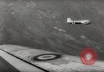 Immagine di Air drop di forniture mediche e cura dei feriti Dien Bien Phu Vietnam, 1954, secondo 56 filmato di repertorio 65675026999