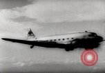 Immagine di Air drop di forniture mediche e cura dei feriti Dien Bien Phu Vietnam, 1954, secondo 61 filmato di repertorio 65675026999