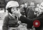 Standbild boy auf einem Motorrad Frankreich, 1954, aus Sekunde 12 historischem Filmmaterial Videoclip 65675027004