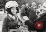 Standbild boy auf einem Motorrad Frankreich, 1954, aus Sekunde 13 historischem Filmmaterial Videoclip 65675027004