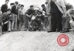 Standbild boy auf einem Motorrad Frankreich, 1954, aus Sekunde 14 historischem Filmmaterial Videoclip 65675027004