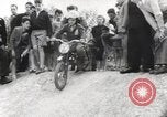 Standbild boy auf einem Motorrad Frankreich, 1954, aus Sekunde 15 historischem Filmmaterial Videoclip 65675027004