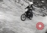 Standbild boy auf einem Motorrad Frankreich, 1954, aus Sekunde 18 historischem Filmmaterial Videoclip 65675027004