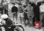 Standbild boy auf einem Motorrad Frankreich, 1954, aus Sekunde 19 historischem Filmmaterial Videoclip 65675027004