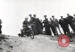 Standbild boy auf einem Motorrad Frankreich, 1954, aus Sekunde 20 historischem Filmmaterial Videoclip 65675027004