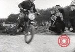 Standbild boy auf einem Motorrad Frankreich, 1954, aus Sekunde 22 historischem Filmmaterial Videoclip 65675027004