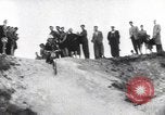 Standbild boy auf einem Motorrad Frankreich, 1954, aus Sekunde 23 historischem Filmmaterial Videoclip 65675027004