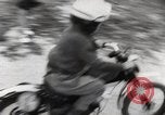 Standbild boy auf einem Motorrad Frankreich, 1954, aus Sekunde 26 historischem Filmmaterial Videoclip 65675027004
