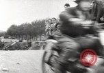 Standbild boy auf einem Motorrad Frankreich, 1954, aus Sekunde 29 historischem Filmmaterial Videoclip 65675027004