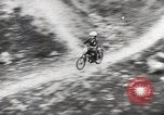 Standbild boy auf einem Motorrad Frankreich, 1954, aus Sekunde 30 historischem Filmmaterial Videoclip 65675027004