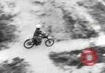 Standbild boy auf einem Motorrad Frankreich, 1954, aus Sekunde 35 historischem Filmmaterial Videoclip 65675027004