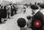 Standbild boy auf einem Motorrad Frankreich, 1954, aus Sekunde 36 historischem Filmmaterial Videoclip 65675027004