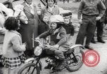 Standbild boy auf einem Motorrad Frankreich, 1954, aus Sekunde 40 historischem Filmmaterial Videoclip 65675027004